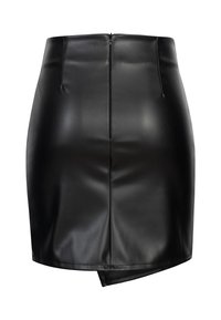 Svarte lær mini-skjørt med glatt tekstur, utstyrt med en bakre glidelås og en diagonal kantlinje for et asymmetrisk design.