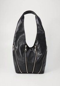 Zwarte leren hobo-tas met een brede open bovenkant, voorzien van drie voorvakken met rits en een gladde textuur. Gestructureerde vorm met een gebogen handvat.