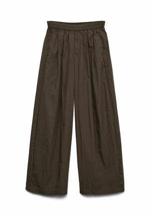 Sötétbarna, bőszárú nadrág elasztikus derékpánttal és finom redőkkel, könnyű anyagból készült.