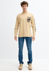 INSIDE PRINT GRÁFICO EN LAS MANGAS - Camiseta de manga larga - beige