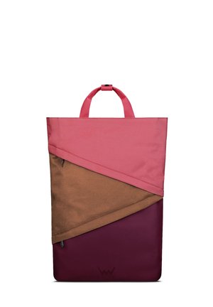 Rucksack mit pinken, braunen und burgunderfarbenen Stoffpanelen. Verfügt über einen oberen Griff und einen Reißverschluss an der Seite. Glatte Textur und geometrisches Design.