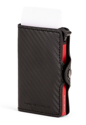 Portamonete MoneyHold nero con texture, con carte bianche visibili all'interno e dettagli rossi sui lati, dotato di chiusura a bottone.