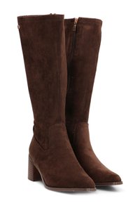 Botas altas de ante marrón, con puntera afilada, cremallera lateral y tacón apilado. Textura suave con un diseño sencillo y acentos de hardware mínimos.