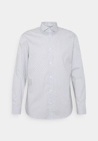 Weißes Hemd mit Knopfleiste, blauem Polka-Dot-Muster, langen Ärmeln und steifem Kragen. Der Stoff wirkt glatt und leicht.