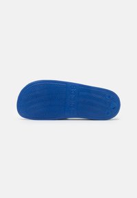 adidas Performance ADILETTE SHOWER - Baseino šlepetės - blue dawn/footwear white/team royal blue