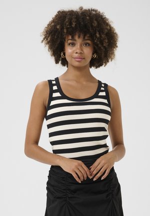 Débardeur à rayures noires et blanches en rib, avec un col rond et des finitions noires, associé à une jupe noire froncée.