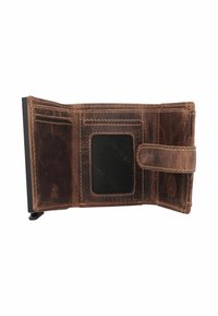 Bruine leren portemonnee met een getextureerde afwerking, voorzien van meerdere kaartvakken, een gaasvenster voor identiteitsbewijs en een beveiligde klepsluiting.