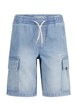Lyseblå denim cargo shorts med elastisk talje, hvid snor og klaplommer på begge lår på hvid baggrund.