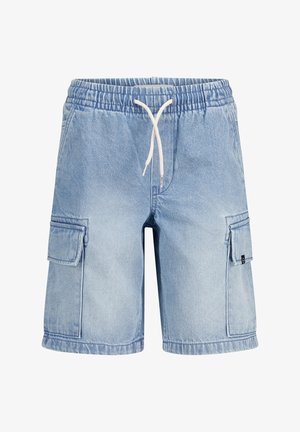 Lyseblå denim cargo shorts med elastisk talje, hvid snor og klaplommer på begge lår på hvid baggrund.
