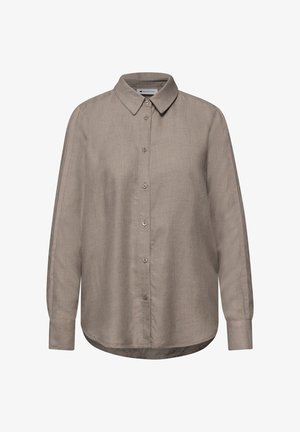 Beige linnen overhemd met lange mouwen, knoopsluiting, puntkraag en knoopmanchetten, plat neergelegd tegen een witte achtergrond.