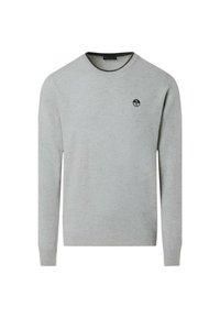 Maglione grigio a girocollo con maniche lunghe, tessuto strutturato e un piccolo logo bianco e nero sull'area del petto sinistro.