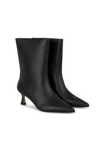 Stivali neri alla caviglia in pelle liscia, design con punta appuntita, tacco sottile con accentuazione metallica, silhouette elegante e strutturata.