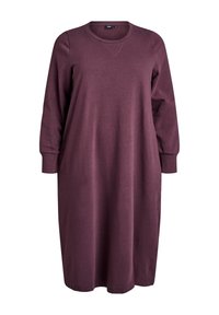 Robe sweat bordeaux en tissu doux. Elle présente des manches longues, un col rond et une silhouette droite avec une coupe mi-longue.
