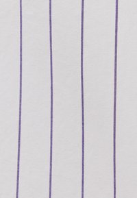 Tessuto bianco con strisce verticali viola, texture liscia e linee uniformemente distanziate che creano un motivo pulito e minimalista.