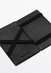 Zwarte leren kaarthouder met elastische banden voor een veilige sluiting en een textuurafwerking. Logo geperst op het oppervlak.