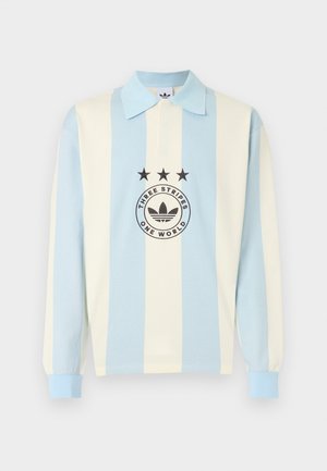Chemise de rugby à manches longues avec des rayures verticales bleu clair et crème, dotée d'un col et d'un logo noir avec trois étoiles et le texte "Three Stripes One World".