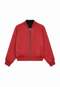 Czerwona kurtka typu bomber z zamkiem błyskawicznym z przodu, ściągaczem w pasie i mankietach. Posiada boczne kieszenie oraz kontrastową czarną podszewkę w wzory.