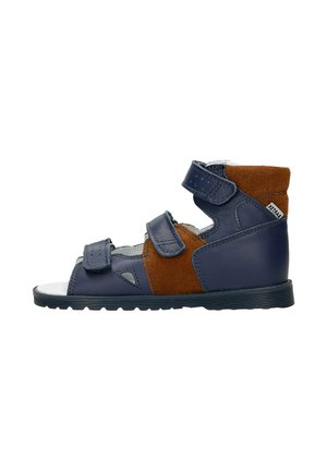 Sandal in pelle blu con dettagli in suede marrone, design open-toe, cinturini regolabili in Velcro, caviglia imbottita e suola in gomma texturizzata.