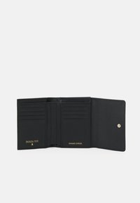 Portefeuille en cuir véritable noir avec une finition texturée, comprenant des emplacements pour cartes et une fermeture à bouton. Détails de la marque et du matériau embossés en or.