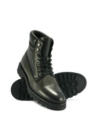 Czarne skórzane botki do kostki z teksturowanym wykończeniem, okrągłym czubkiem, sznurowanym zapięciem, metalowymi detalami przy oczkach i wzorzystą gumową podeszwą.