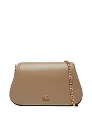 Ramenní taška z taupe kůže se zlatým řetízkovým popruhem a malým zlatým logem "cK" na předním klopě.