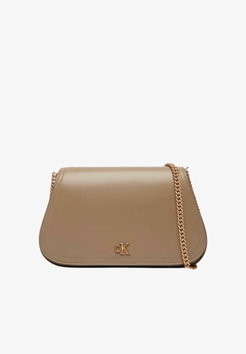 Sac à bandoulière en cuir taupe avec sangle en chaîne dorée et petit logo "cK" doré sur le rabat avant.