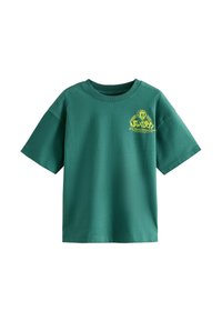 T-shirt verde in cotone con maniche corte, collo rotondo, caratterizzato da una stampa grafica gialla sul lato sinistro del petto con testo e un design di teschio.