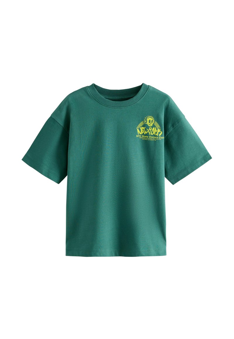 T-shirt verde in cotone con maniche corte, collo rotondo, caratterizzato da una stampa grafica gialla sul lato sinistro del petto con testo e un design di teschio.