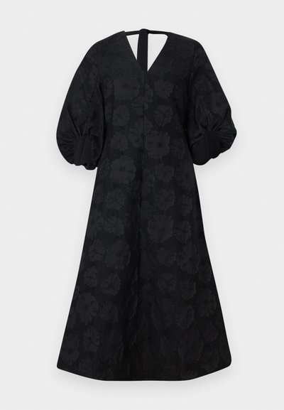 Fekete ruha virágos textúrával, V-kivágással és puffos ujjal. Kulcslyuk hátkivágás és A-vonalú sziluett jellemzi.