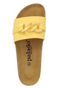 Gelbe Rutschsandale mit glänzendem Kettenakzent, breiter Oberriemen und gepolstertem braunem Fußbett. Mit "palado" und "Made in Spain" gekennzeichnet.