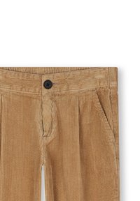 Lichtbruine corduroy broek met een gestructureerd ribbeloppervlak, voorzien van een zwarte knoop, zijzakken en een plooien aan de voorkant voor extra detail.