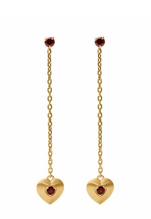 Pendientes colgantes de cadena dorada con piedras preciosas rojas en forma de tacha y colgantes en forma de corazón dorado, cada uno con una pequeña gema roja en forma de corazón.