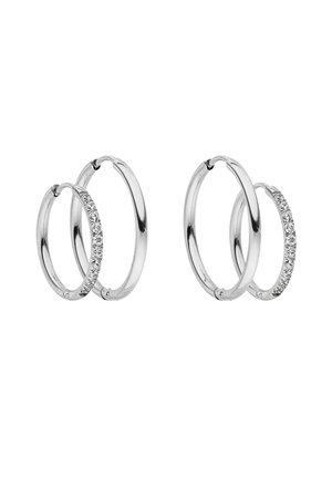 Paar silberne Creolen, jeweils eine schlichte Creole und eine mit kleinen klaren Steinen verziert.