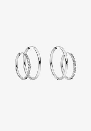 Paar silberne Creolen, jeweils eine schlichte Creole und eine mit kleinen klaren Steinen verziert.