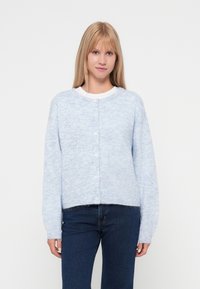 Jasnoniebieski kardigan o teksturowanym wzorze dzianiny, okr�ągłym dekolcie i zapięciu na guziki. Posiada długie rękawy i skrócony dół.