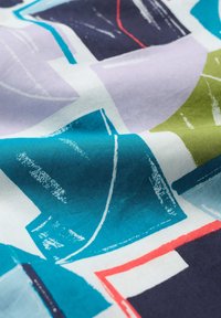 Tela colorida con patrones que presentan formas abstractas en tonos de verde azulado, púrpura, verde y azul oscuro con detalles texturizados. Material de algodón, acabado suave.