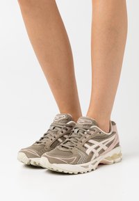 ASICS SportStyle GEL KAYANO 14 - Sapatilhas - cream