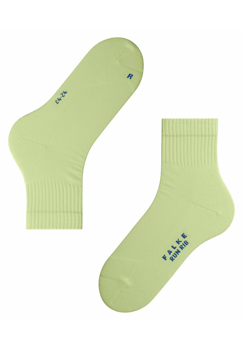 Zielone skarpetki kostkowe z prążkowanym mankietem, z niebieskim napisem "FALKE RUN RIB". Gładka tekstura i anatomiczny kształt dostosowany do lewej i prawej stopy.