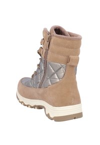 Bota de invierno acolchada en tonos marrón y gris, con cremallera lateral, parte delantera con cordones, cuello acolchado y suela gruesa con tracción.