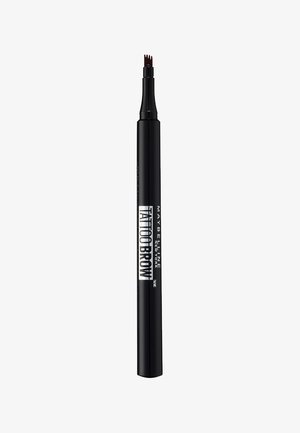 Penna per sopracciglia Tattoo di Maybelline, lunga e nera, con punta fine e biforcuta per un'applicazione precisa, contrassegnata da bold testo bianco sul fusto.