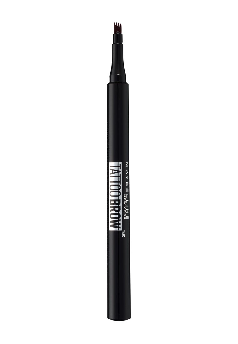 Maybelline Tattoo Brow, stylo long noir avec une pointe fine et fourchue pour une application précise, étiqueté avec un texte blanc en gras sur le corps.