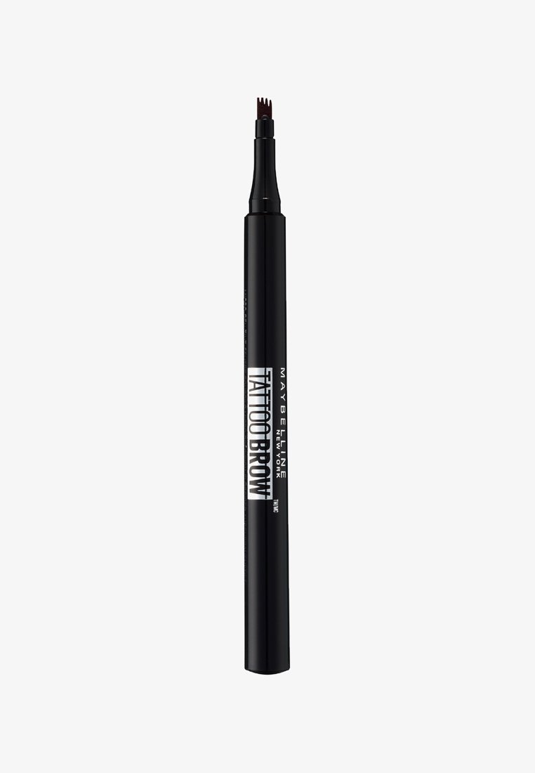 Maybelline Tattoo Brow, stylo long noir avec une pointe fine et fourchue pour une application précise, étiqueté avec un texte blanc en gras sur le corps.