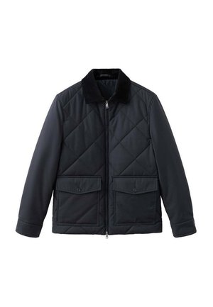 Tikkitakki mustaa väriä, jossa edessä vetoketju, kaulus ja kaksi etutaskua. Valmistettu sileästä kankaasta, jossa pehmeä rakenne ja sävysommiteltu ompelu.