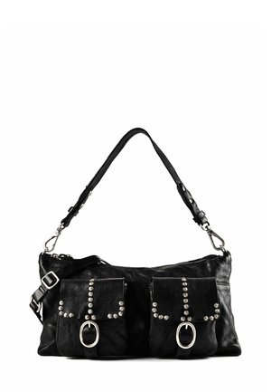 Bolso de mano de cuero negro con dos bolsillos frontales decorados con tachuelas plateadas y hebillas ovaladas, correa de hombro ajustable con cierres metálicos.