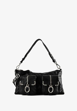 Borsa a mano in pelle nera con due tasche frontali decorate con borchie d'argento e fibbie ovali, tracolla regolabile con chiusure metalliche.