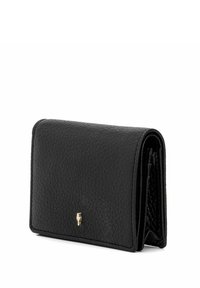 Czarny portfel z teksturowanej skóry, złożony, z małym złotym logo z przodu, pod kątem, aby pokazać szczegóły boku i zszycia.