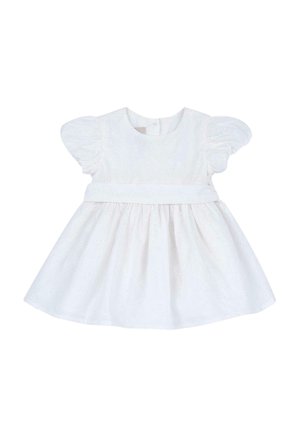 Robe blanche avec des manches bouffantes, taille empire et tissu texturé présentant des motifs floraux. Silhouette en A et décolleté rond.