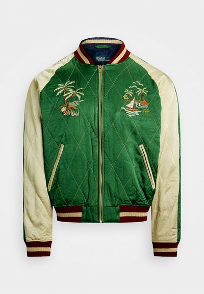 Grön quiltad bomberjacka med beige satinärmar, broderade palmträd och båtar, ribbad vinröd och gulddetaljer, samt framfickor.