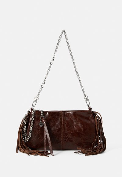 Braune Ledertasche mit strukturiertem Finish, silberner Kettenriemen und braunen Fransenakzenten an den Seiten. Verfügt über einen Reißverschluss.