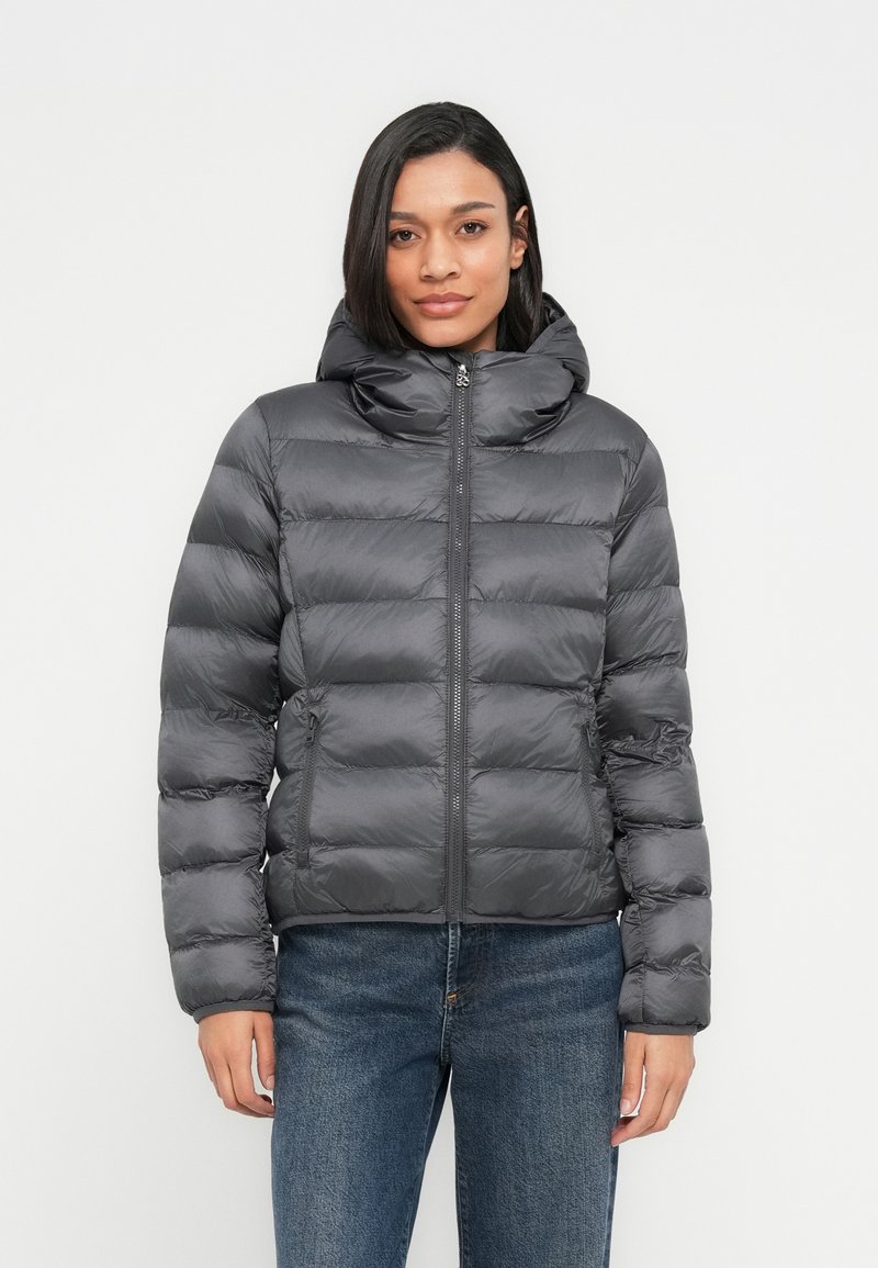 Γκρι μπουφάν puffer με εφαρμοστό κουκούλι, σχεδίαση με ραφές, μπροστινό φερμουάρ και δύο πλαϊνές τσέπες. Κατασκευασμένο από ελαφρύ, γυαλιστερό υλικό.
